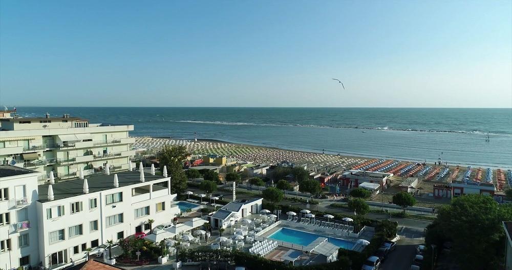 Hotel Promenade Universale Cesenatico Exterior photo